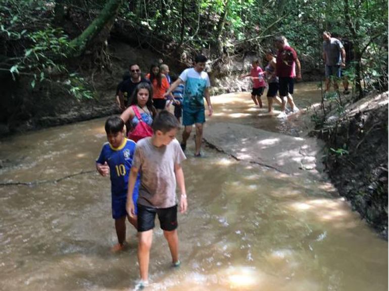 Hóspedes participam de caminhada pelas trilhas ecológicas do Terra Parque Eco Resort