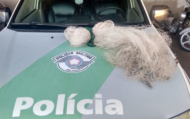 Polícia Militar Ambiental - Tarrafa de nylon foi abandonada no matagal e apreendida ontem durante fiscalização policial
