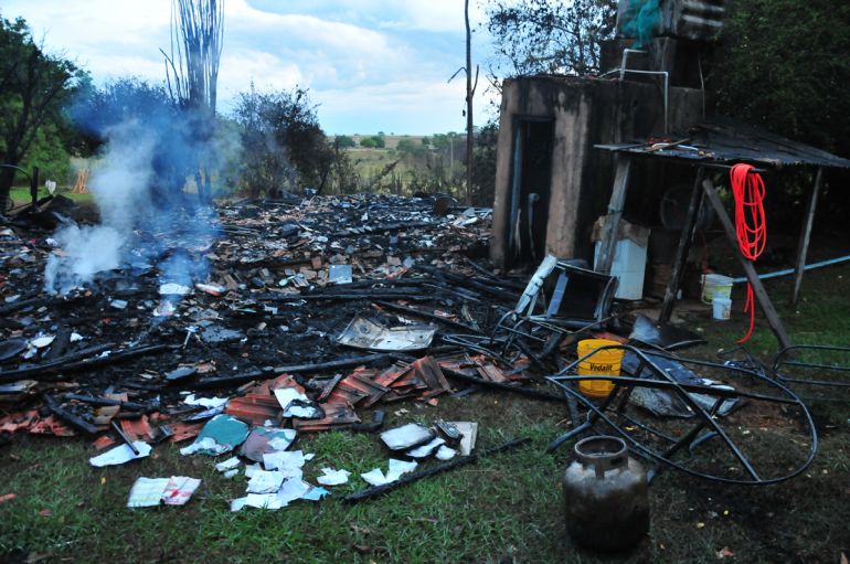 Arquivo - Casa de madeira, na zona rural, foi totalmente destruída pelo fogo, na manhã do dia 12 de junho