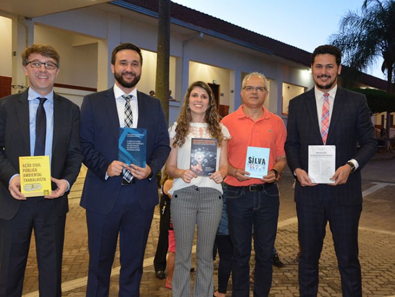 Cedida - AUTORES Os professores Cristiano Rodrigues, Pedro Brambilla, Ana Paula Zanalato, Marcus Ayrton e Daniel Colnago lançaram livro na Toledo Prudente