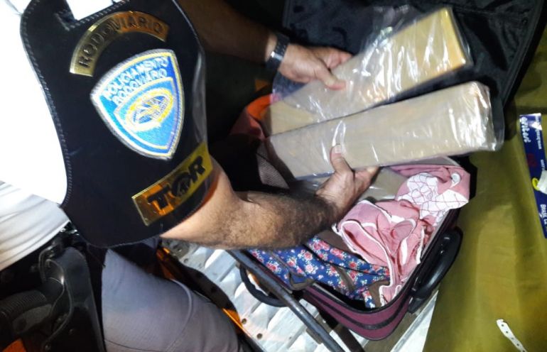 Polícia Militar Rodoviária - Entorpecentes estavam escondidos em mala no bagageiro externo do veículo