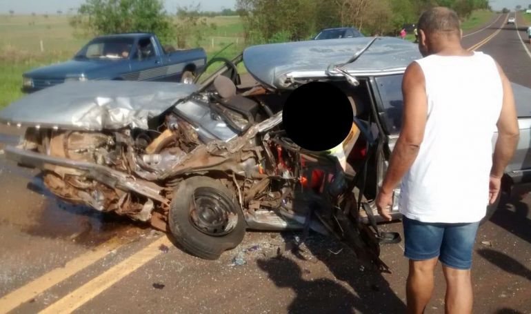 Reprodução / Facebook - Por motivos desconhecidos, veículo Ford Del Rey colidiu frontalmente contra caminhonete