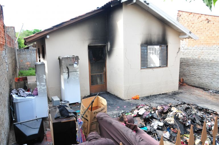 Marcio Oliveira - Incêndio queimou parte de residência que fica no Conjunto Habitacional Ana Jacinta