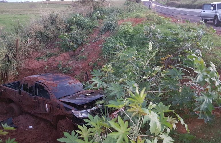 Cedida - Homem perdeu o controle da direção após atingir uma capivara, capotou e caiu em um buraco