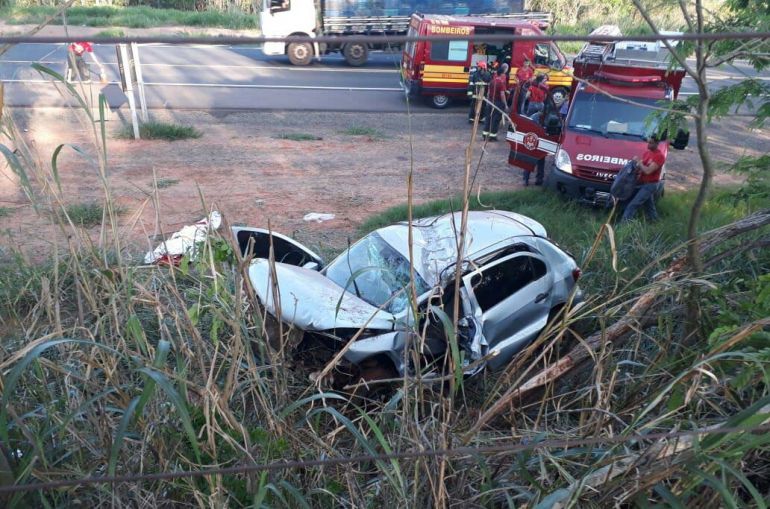 Reprodução / WhatsApp - Ao atingir o km 479 + 700 m, VW/Gol 1.6 perdeu o controle e se chocou contra uma árvore