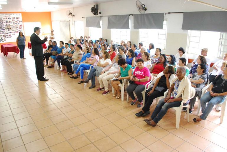 AI da Prefeitura de Pirapozinho - Dentre tantas abordagens, Pavarina orientou os usuários a respeito dos seus direitos perante a sociedade