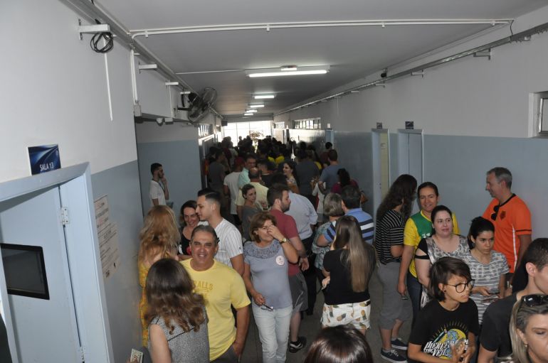 José Reis - Pela manhã, eleitores enfrentaram filas em alguns locais de votação