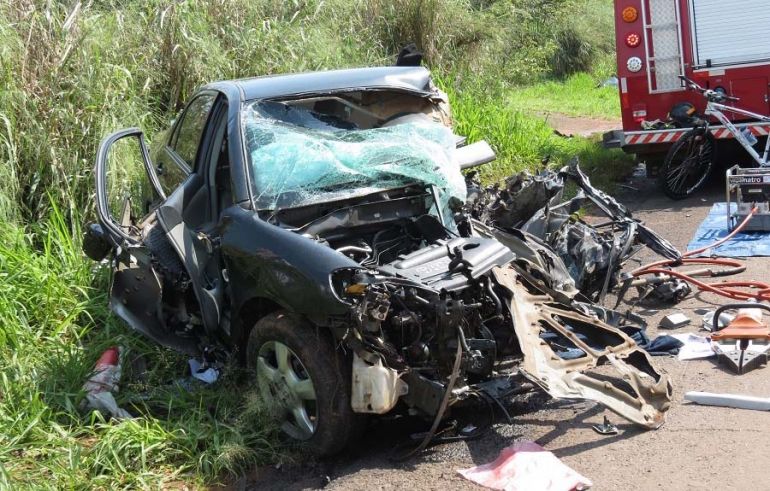 Cedida / Jorge Zanoni - Condutor do automóvel ficou preso nas ferragens, foi socorrido, mas não resistiu aos ferimentos