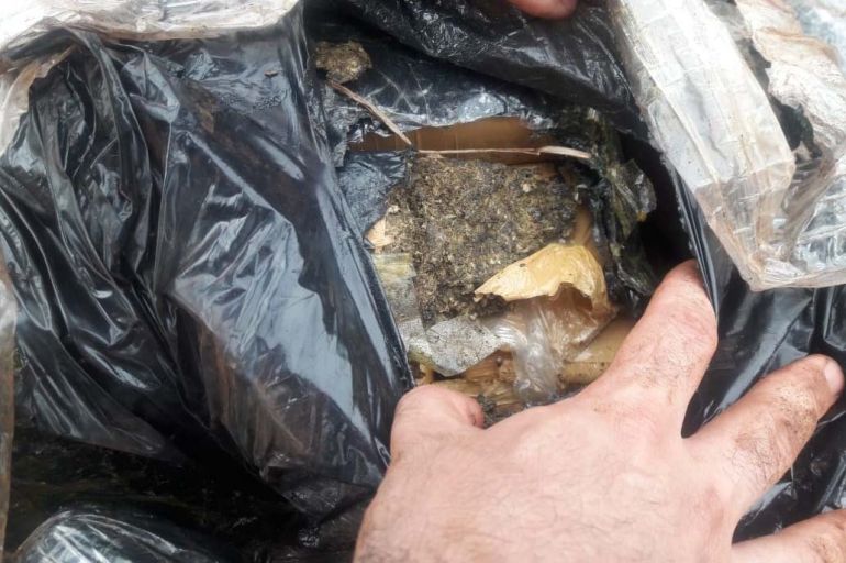 Polícia Militar - Droga estava escondida em meio a materiais de sucata, no compartimento de carga