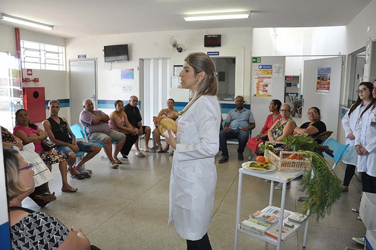 José Reis - Juliana faz reuniões com hipertensos e diabéticos para ensinar a reutilizar alimentos e melhorar a saúde