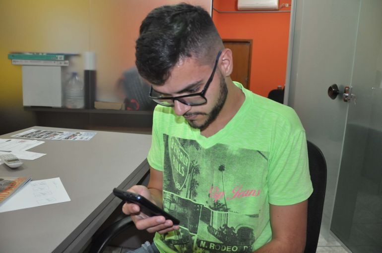 José Reis - Jenilson usa celular para estudar e para se informar sobre acontecimentos do mundo