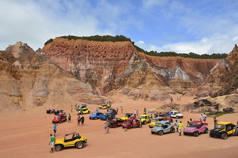 Turistas chegam às Falésias numa rápida viagem de buggy, de 8 km pela praia