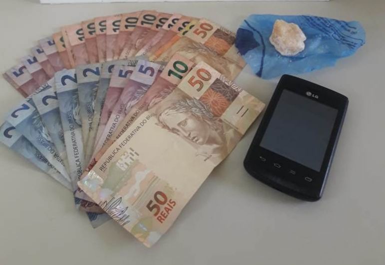 Polícia Militar - Dinheiro e pedra de crack foram apreendidos após denúncia