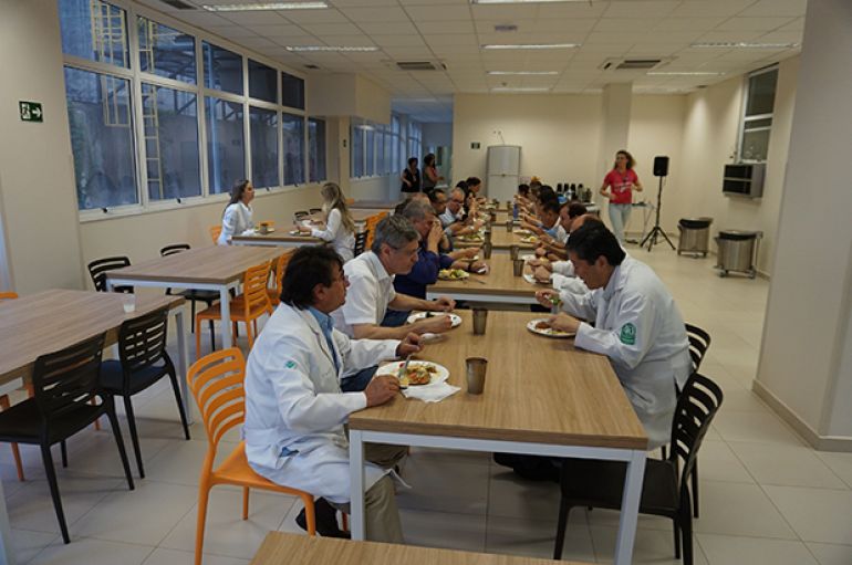 Almoço teste: corpo clínico do HRCPP conhece a cozinha e refeitório do hospital