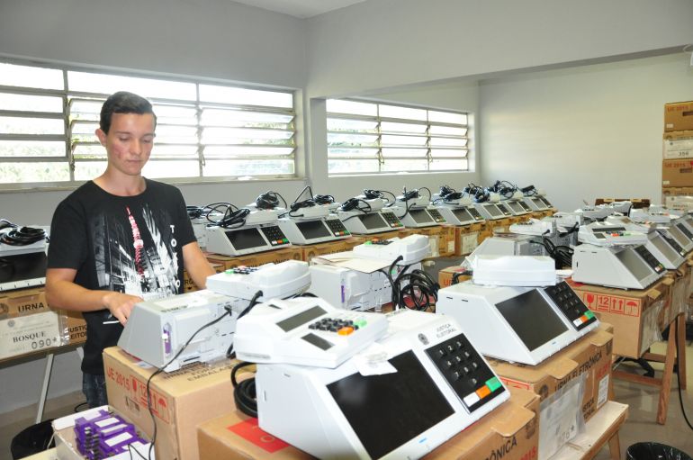 Arquivo - Após eleição, urnas são encaminhadas para as ZEs para a transmissão de votos