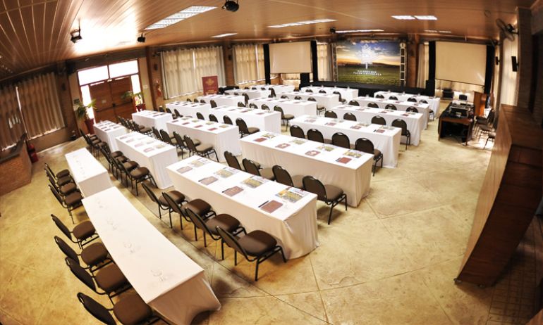 Salão de convivência, um dos espaços reservados para convenções e confraternizações empresariais, no Terra Parque Eco Resort