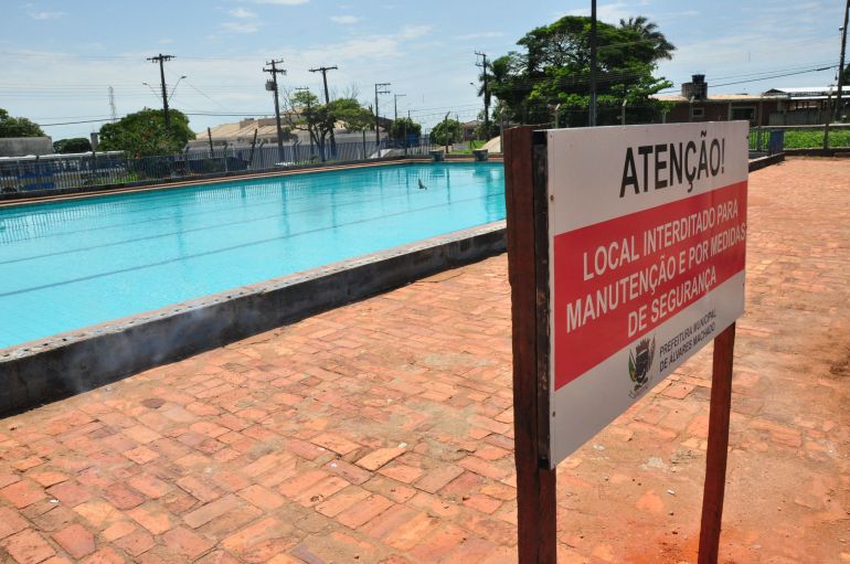 José Reis - Executivo instalou placas de aviso sobre a interdição da piscina pública