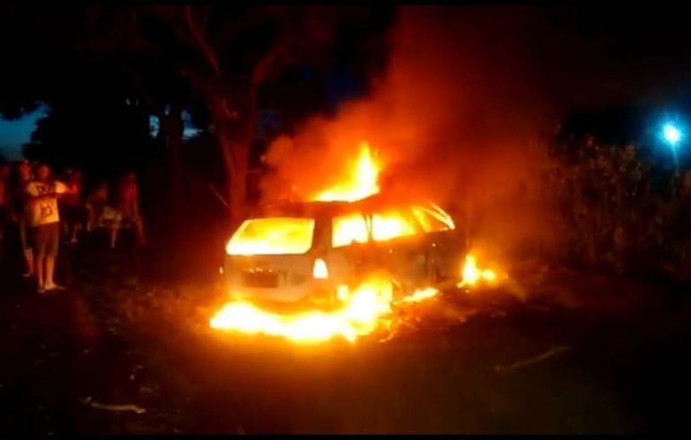 Reprodução / Facebook - VW Parati foi tomada pelas chamas após colisão em árvore, na noite de ontem
