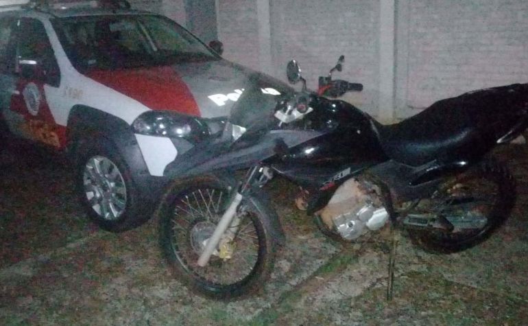 Polícia Militar  - Moto foi constatada como produto de um roubo ocorrido no dia 22 de outubro, na Avenida José Bonifácio