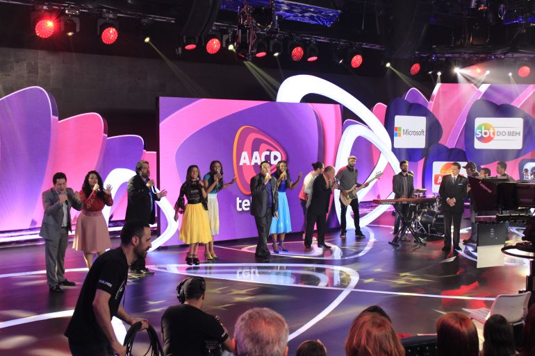  Divulgação: Juntos, em um só coro, os irmãos Grandolfo e outros artistas abrilhantaram o programa Teleton, no ano de 2016