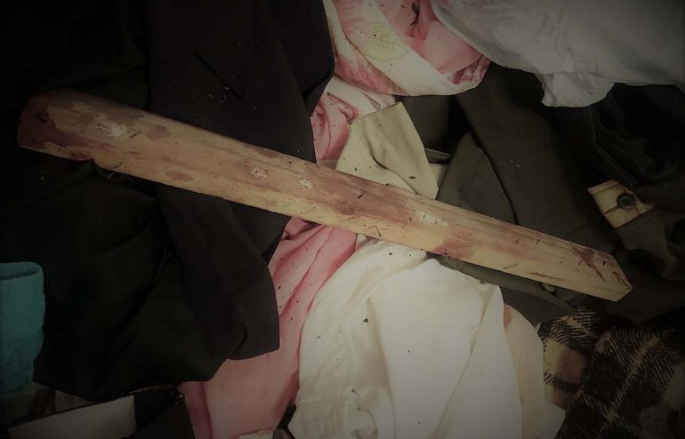 Polícia Civil - Pedaço de madeira foi apreendido com manchas de sangue e é apontado como instrumento usado na agressão