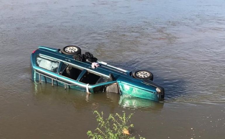 Cedida/Blog do Toninho - VW Santana Quantum, com placas de Santa Fé do Sul, caiu no rio; 4 pessoas estavam no veículo e saíram ilesas