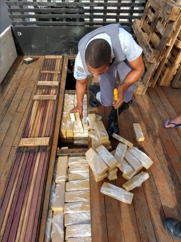 Polícia Militar Rodoviária - Drogas estavam escondidas em fundo falso de caminhão