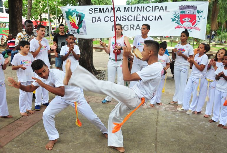 Marcio Oliveira: Ontem na Praça 9 de Julho teve apresentação da Ginga de Capoeira