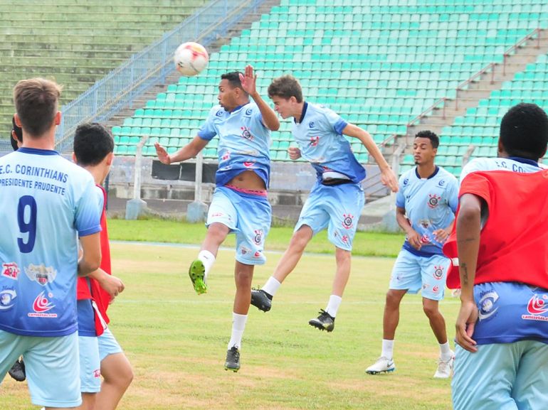 Marcio Oliveira - Equipe prudentina treinou no Prudentão ontem para se acostumar com o gramado do local