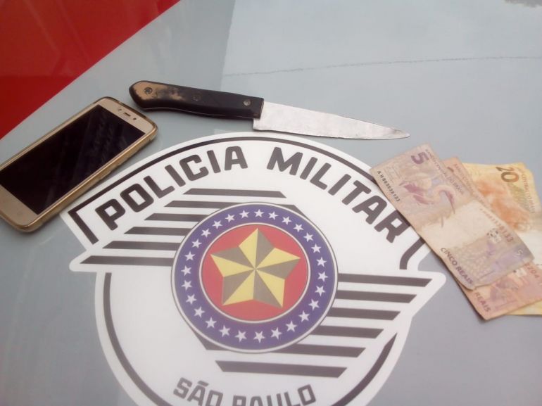 Polícia Militar - Motorista teve dinheiro e celular roubados por indivíduo