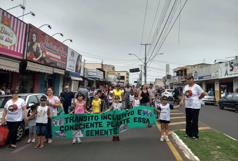 AI da Prefeitura de Epitácio - Além das atividades em sala, alunos participaram de desfiles pelas ruas, visando a conscientização