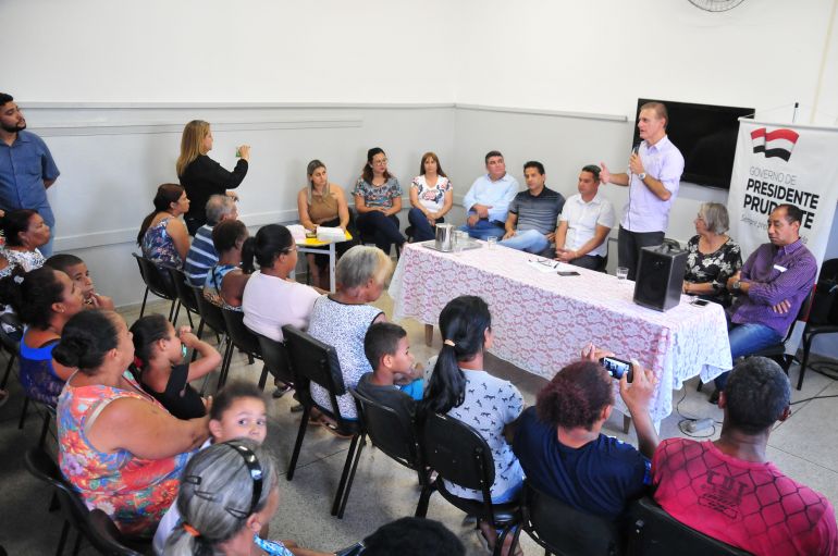 Marcio Oliveira - Entrega de títulos no Jardim São Francisco beneficiou 14 famílias, ontem