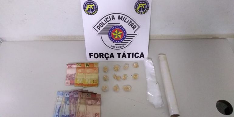 Polícia Militar - Drogas foram encontradas em terreno baldio, no Humberto Salvador, em Prudente