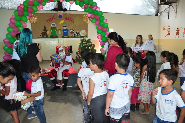José Reis - Papai Noel entregou presentes a 100 crianças de escola de Machado, na manhã de ontem