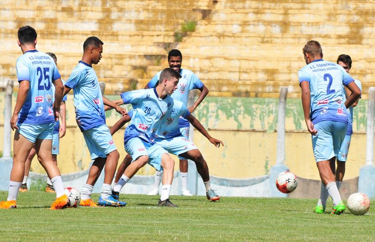 Marcio Oliveira - Elenco treinou no gramado do Prudentão ontem, focado em jogadas ofensivas e defensivas