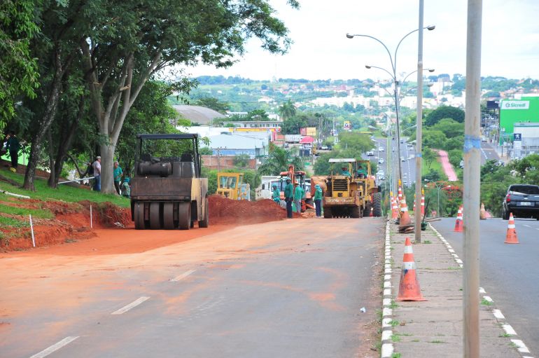 Marcio Oliveira - Obras na rotatória do Monte Alto ontem interditaram parte da Avenida Manoel Goulart