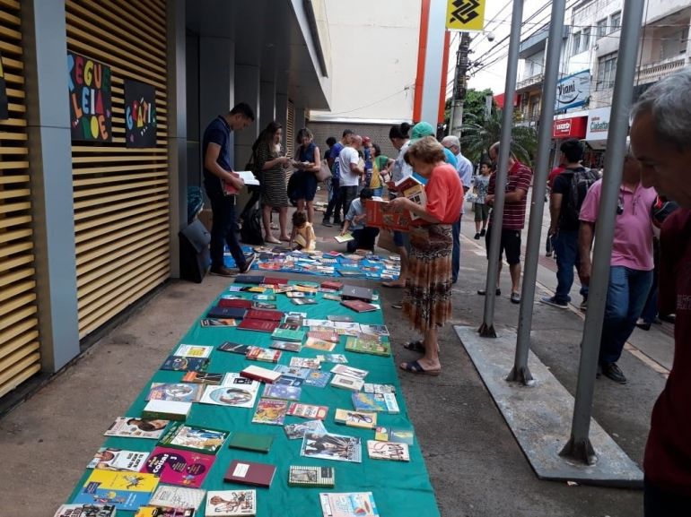Cedida/Edson Teixeira Lopes - Projeto Primeira Leitura doou ontem, no centro de Prudente, aproximadamente 850 livros