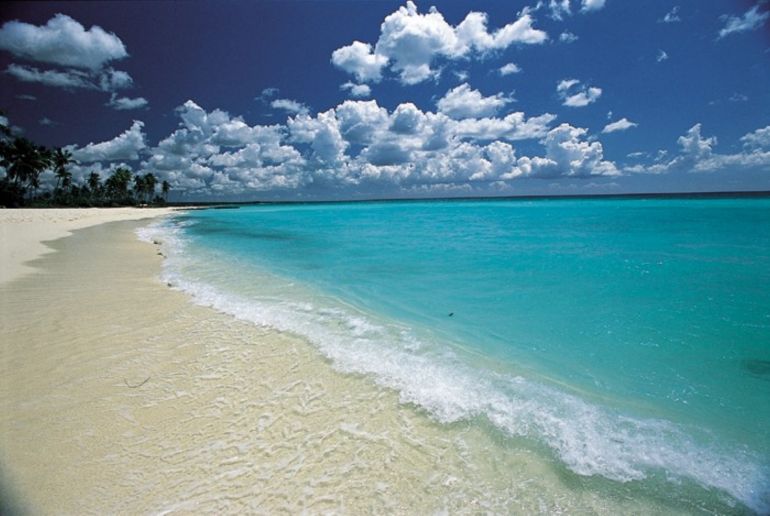 Águas cristalinas e incrivelmente azuis da Praia de Bayahibe, ponto de partida para passeios à Ilha Saona