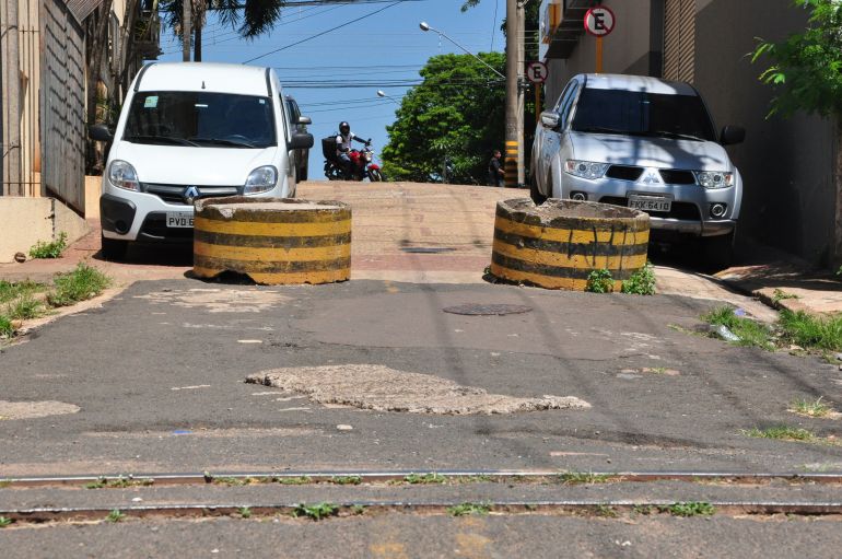 José Reis - Barreiras de concreto impedem a passagem de veículos na rua que fica na Vila São Jorge