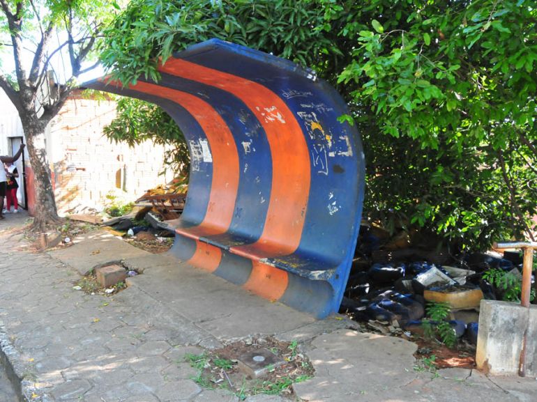 Marcio Oliveira - Área atrás de ponto de ônibus é transformada “lixão clandestino” no Jequitibás