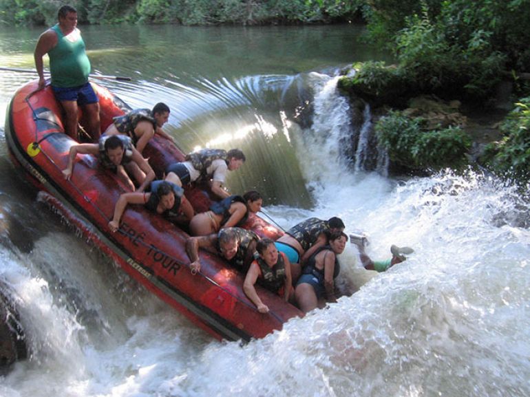 Uma das principais atrações é o rafting de 8 km feito em balsas de borracha infláveis até a Ilha do Padre