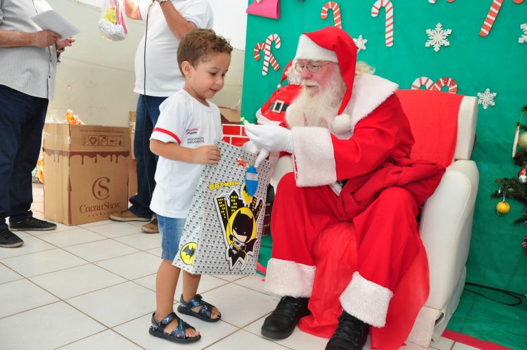 José Reis - Papai Noel presenteou crianças na manhã de ontem