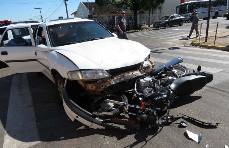 Jorge Zanoni/Cedida - Ocupantes da motocicleta caíram ao solo após a colisão