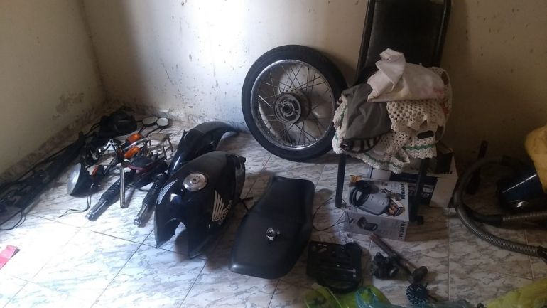 Polícia Militar - Peças de motocicletas foram apreendidas dentro de imóvel
