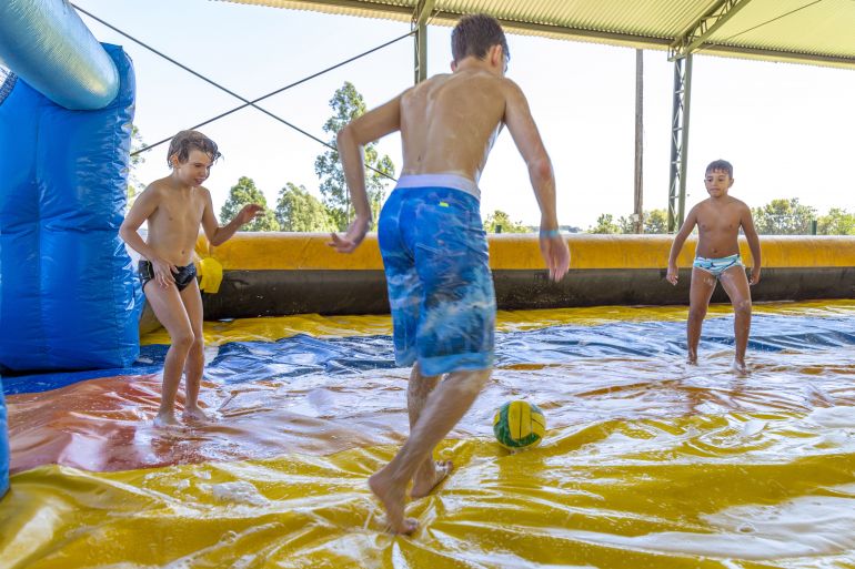 Divulgação/Wagner Ribeiro - Futebol de sabão está entre as atividades ofertadas durante a hospedagem no complexo de lazer