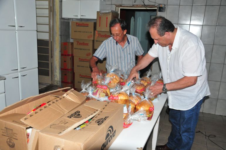 Marcio Oliveira - Projeto Esperança prepara ceia de Natal para os assistidos