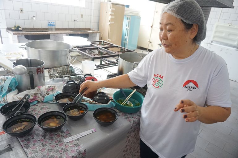 RITUAL D. Elza Gushiken comandou a equipe de cozinha que preparou o Ozoni- tradicional caldo japonês servido na comemoração de ano novo