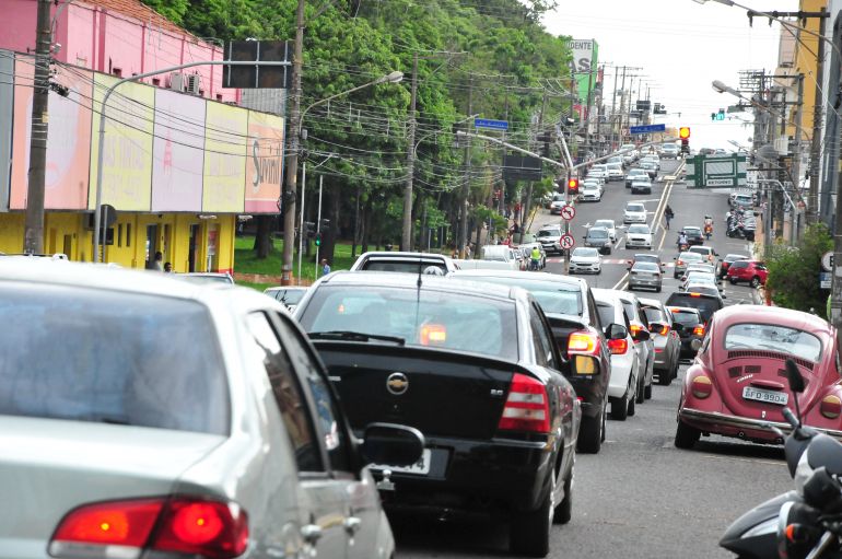 Marcio Oliveira - Carreata com buzinaço percorreu a área central de Prudente, na tarde de ontem