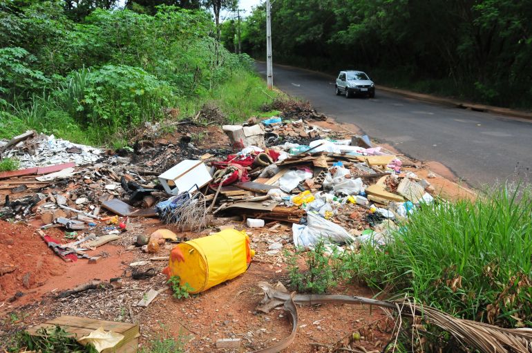 Marcio Oliveira - Prefeitura ressalta que descarte de lixo em ambientes inapropriados configura crime ambiental