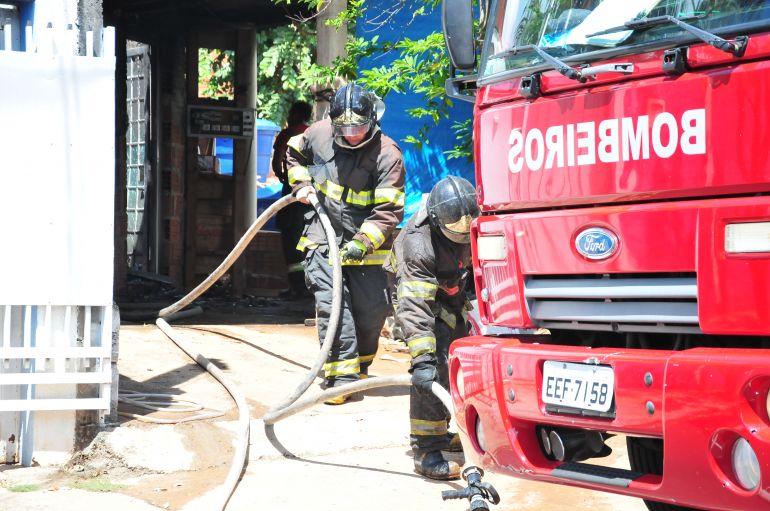 Marcio Oliveira - Para deter as chamas, foram necessários cerca de 2 mil litros de água